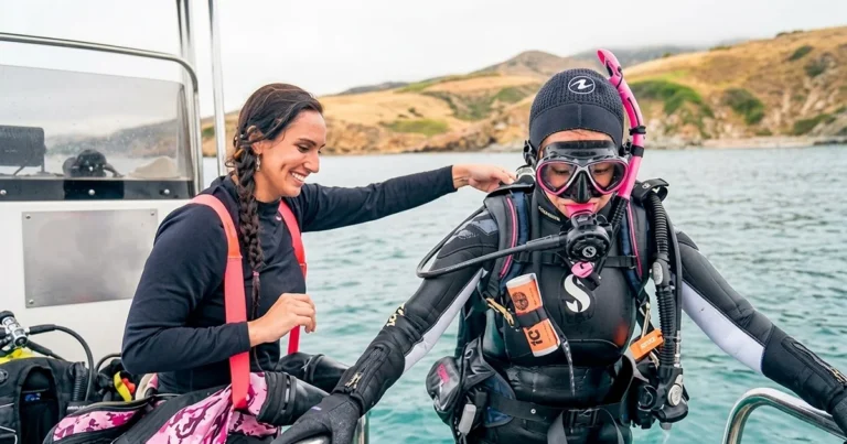 2 girls taking PADI ReActivate Scuba Refresher in Dubai