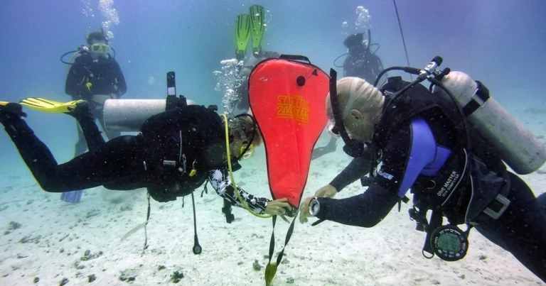 2 divers enjoying PADI Search & Recovery Diver Course Dubai | Nemo Diving